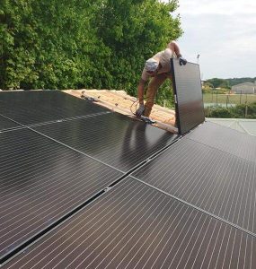 Un installateur de confiance posant des panneaux photovoltaïques