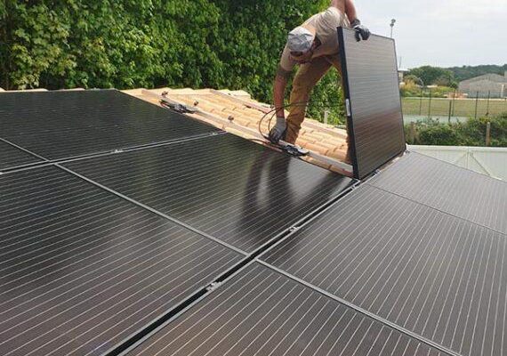 Un installateur de confiance posant des panneaux photovoltaïques