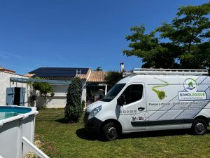 Panneaux solaires sur un toit à La Rochelle, illustrant un investissement durable et une transition vers des solutions énergétiques rentables.