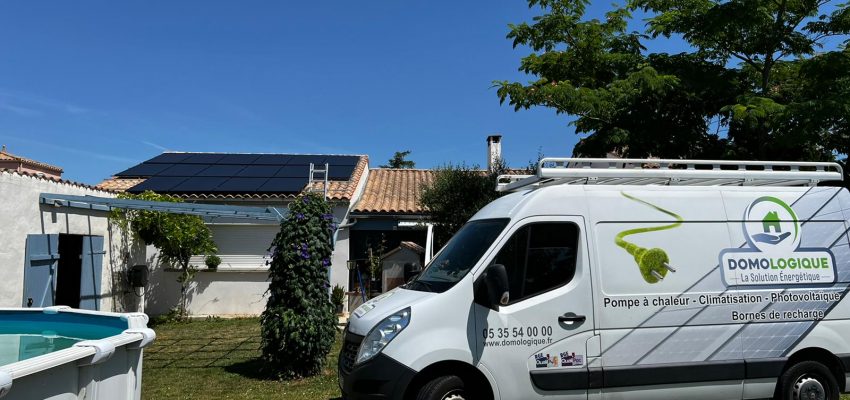 Panneaux solaires sur un toit à La Rochelle, illustrant un investissement durable et une transition vers des solutions énergétiques rentables.