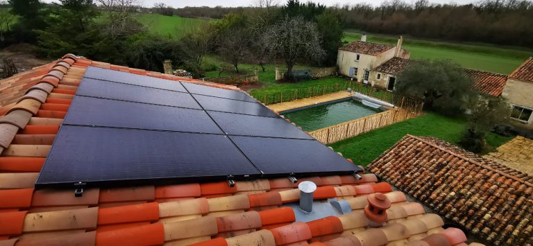 panneaux photovoltaïques sur un toit de La Rochelle